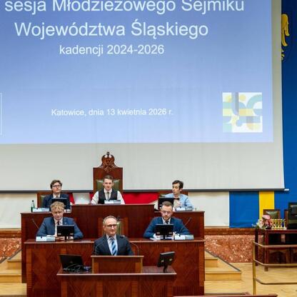 Wizytacja XII sesji Młodzieżowego Sejmiku Województwa Śląskiego w Katowicach. (wygenerowano przez AI)