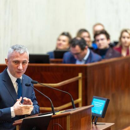 Wizytacja Młodzieżowego Sejmiku Województwa Śląskiego, gdzie młodzi parlamentarzyści debatują i prezentują inicjatywy. (wygenerowano przez AI)