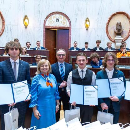 Grzegorz Boski, wicemarszałek Województwa Śląskiego, uczestniczy w uroczystości z okazji zakończenia kadencji 2024-2026 Młodzieżowego Sejmiku Województwa Śląskiego. (wygenerowano przez AI)