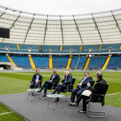 Wojciech Saługa, Marszałek Województwa Śląskiego, prowadzi debatę o organizacji Mistrzostw Europy w Lekkoatletyce 2028 na Superauto.pl Stadion Śląskim. (wygenerowano przez AI)