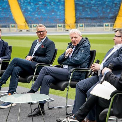 Panel dyskusyjny na Superauto.pl Stadion Śląskim, gdzie przedstawiciele lokalnej administracji i sportu omawiają potencjał organizacji Mistrzostw Europy w Lekkoatletyce w 2028 roku. (wygenerowano przez AI)