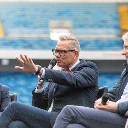 Panel dyskusyjny o organizacji Mistrzostw Europy w Lekkoatletyce w 2028 roku na Stadionie Śląskim. (wygenerowano przez AI)