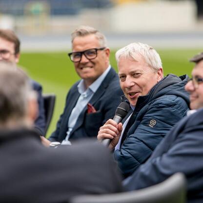 Wojciech Saługa, Marszałek Województwa Śląskiego, prowadzi debatę o organizacji Mistrzostw Europy w Lekkoatletyce 2028 na Superauto.pl Stadion Śląskim. (wygenerowano przez AI)