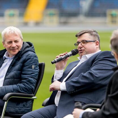 Panel dyskusyjny na Superauto.pl Stadion Śląskim, debata Miasta Idei o organizacji Mistrzostw Europy w Lekkoatletyce 2028. (wygenerowano przez AI)