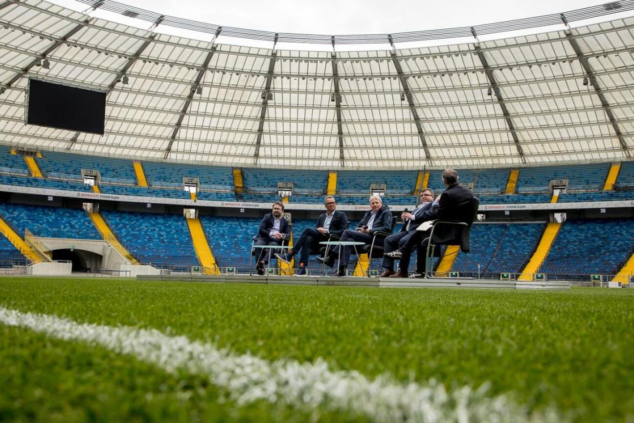 Marszałek Wojciech Saługa podczas debaty "Miasta Idei" na Superauto.pl Stadion Śląskim. (wygenerowano przez AI)