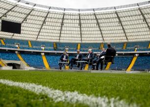 Marszałek Wojciech Saługa podczas debaty "Miasta Idei" na Superauto.pl Stadion Śląskim. (wygenerowano przez AI)