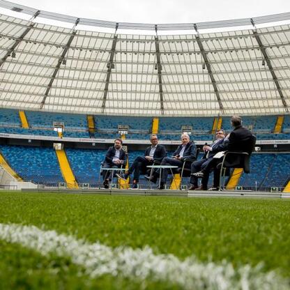 Wojciech Saługa, Marszałek Województwa Śląskiego, dyskutuje o organizacji Mistrzostw Europy w Lekkoatletyce 2028 na Superauto.pl Stadion Śląskim. (wygenerowano przez AI)