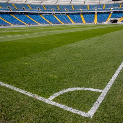 Kąt boiska na Superauto.pl Stadion Śląskim, z widocznym flagiem i oznaczeniami. (wygenerowano przez AI)