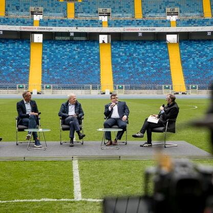 Debata o organizacji Mistrzostw Europy w Lekkoatletyce 2028 na Superauto.pl Stadion Śląskim. (wygenerowano przez AI)