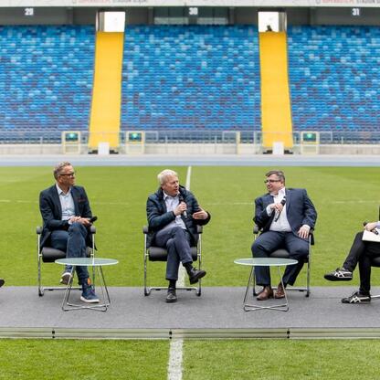 Marszałek Wojciech Saługa prowadzi debatę o organizacji Mistrzostw Europy w Lekkoatletyce 2028 na Superauto.pl Stadion Śląskim. (wygenerowano przez AI)