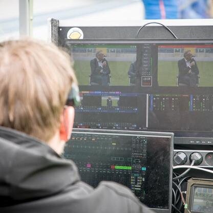 Operujący konsolę wideo na Superauto.pl Stadion Śląskim podczas debaty 