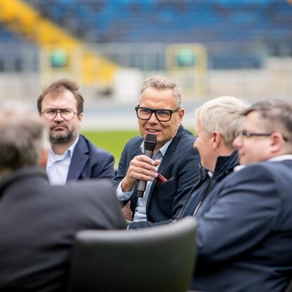 Debata o organizacji Mistrzostw Europy w Lekkoatletyce 2028 na Superauto.pl Stadion Śląskim. (wygenerowano przez AI)