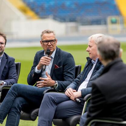 Marszałek Wojciech Saługa i prezes Sebastian Chmara dyskutują o organizacji Mistrzostw Europy w Lekkoatletyce 2028 na Superauto.pl Stadion Śląskim. (wygenerowano przez AI)