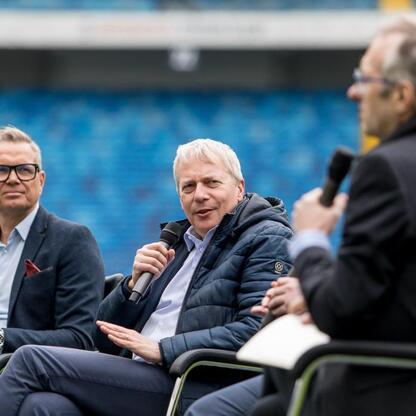 Panel dyskusyjny na Superauto.pl Stadion Śląskim, debata o organizacji Mistrzostw Europy w Lekkoatletyce 2028. (wygenerowano przez AI)