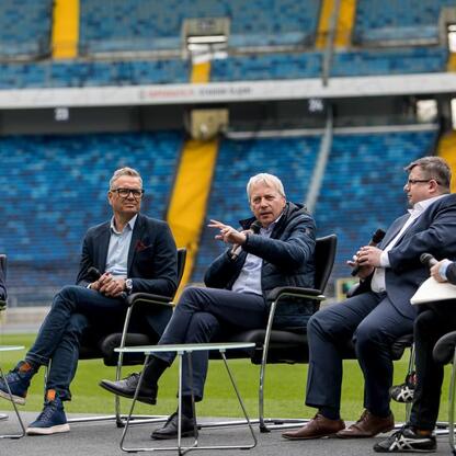 Panel dyskusyjny na Superauto.pl Stadion Śląskim, gdzie Wojciech Saługa i inni dyskutują o organizacji Mistrzostw Europy w Lekkoatletyce w 2028 roku. (wygenerowano przez AI)
