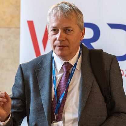 Marszałek Wojciech Saługa prowadzi dyskusję na temat restrukturyzacji szpitali w Śląsku. (wygenerowano przez AI)