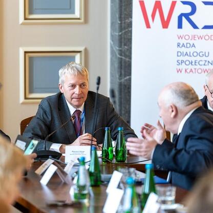 Wojewódzka Rada Dialogu Społecznego w Katowicach omawia sytuację w służbie zdrowia, zwłaszcza w regionie Śląska. (wygenerowano przez AI)