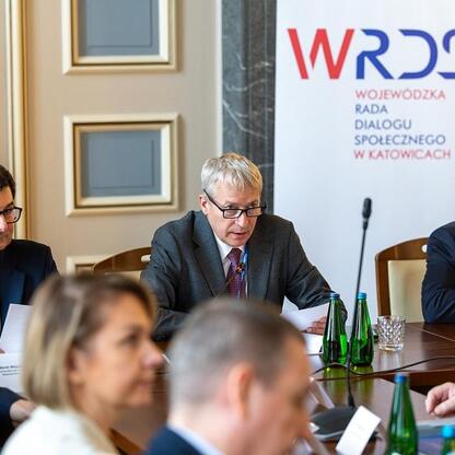 Marszałek Wojciech Saługa prowadzi spotkanie WRDS w Katowicach, omawiając restrukturyzację szpitali w regionie Śląskim. (wygenerowano przez AI)