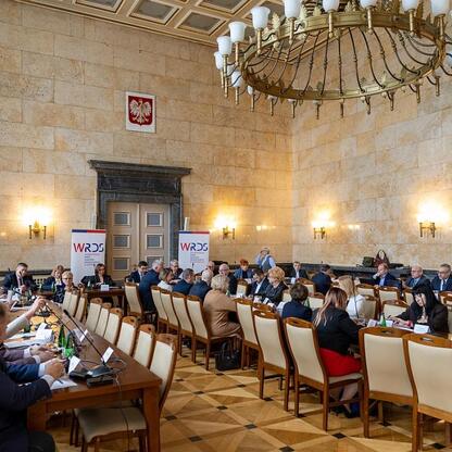 Regionalna Rada Dialogu Społecznego w Sosnowcu dyskutuje o restrukturyzacji szpitali w regionie Śląskim. (wygenerowano przez AI)