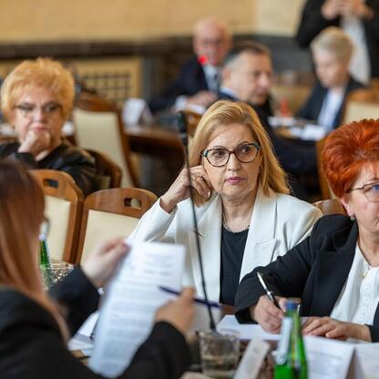 Regionalna Rada Dialogu Społecznego w Śląsku omawia strategie restrukturyzacji szpitali. (wygenerowano przez AI)