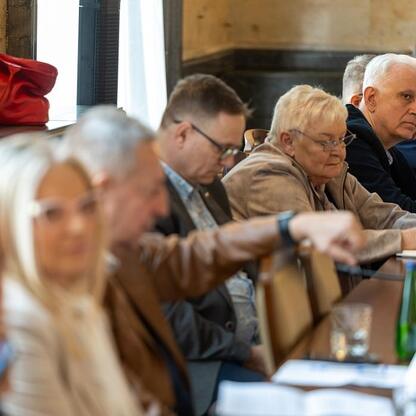 Zebrała się grupa ekspertów w celu dyskusji nad restrukturyzacją szpitali w regionie Śląskim, omawiając problemy finansowe i kadrów w placówkach medycznych. (wygenerowano przez AI)
