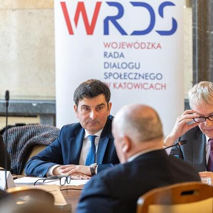 Marszałek Wojciech Saługa prowadzi spotkanie WRDS w Katowicach, omawiając reorganizację szpitali w regionie. (wygenerowano przez AI)