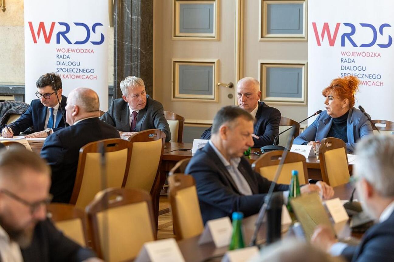 Marszałek Wojciech Saługa prowadzi spotkanie WRDS w Katowicach, omawiając sytuację w szpitalach regionu. (wygenerowano przez AI)