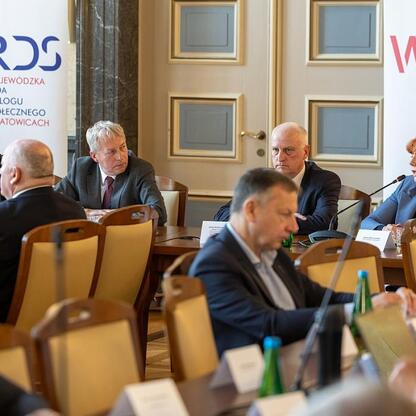 Marszałek Wojciech Saługa prowadzi spotkanie WRDS w Katowicach, omawiając sytuację w szpitalach regionu. (wygenerowano przez AI)