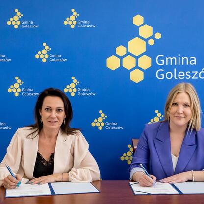 Zwolennicy nowej przestrzeni sportowej w Bażanowicach podpisują umowę o dofinansowanie budowy sali gimnastycznej. (wygenerowano przez AI)