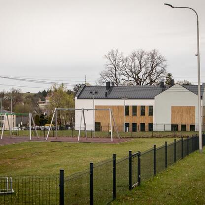 Nowy plac zabaw i boisko sportowe w Bażanowicach, wspierane przez Województwo Śląskie. (wygenerowano przez AI)