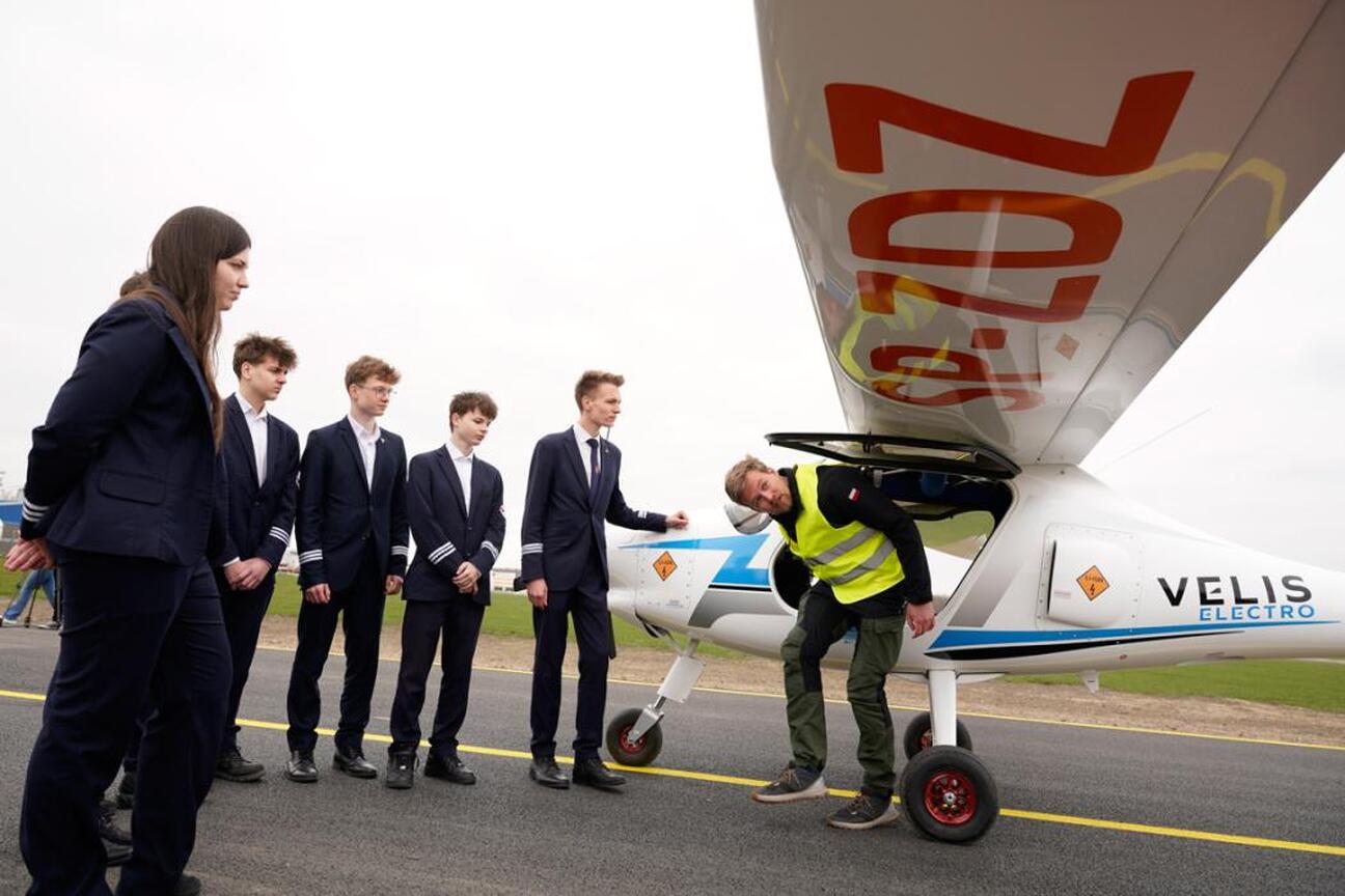 Pipistrel Velis Electro, pierwszy w Polsce samolot szkoleniowy, na lotnisku Katowice Muchowiec. (wygenerowano przez AI)