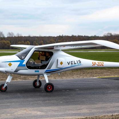 Pipistrel Velis Electro, pierwszy w Polsce samolot szkoleniowy, na lotnisku Katowice Muchowiec. (wygenerowano przez AI)
