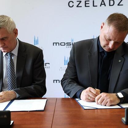 Rafał Adamczyk i Marcin Ryś podpisują umowę o modernizację MOSiR Czeladź. (wygenerowano przez AI)