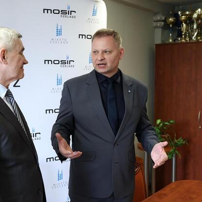 Rafał Adamczyk, Członek Zarządu Województwa Śląskiego, omawia modernizację MOSiR Czeladz. (wygenerowano przez AI)