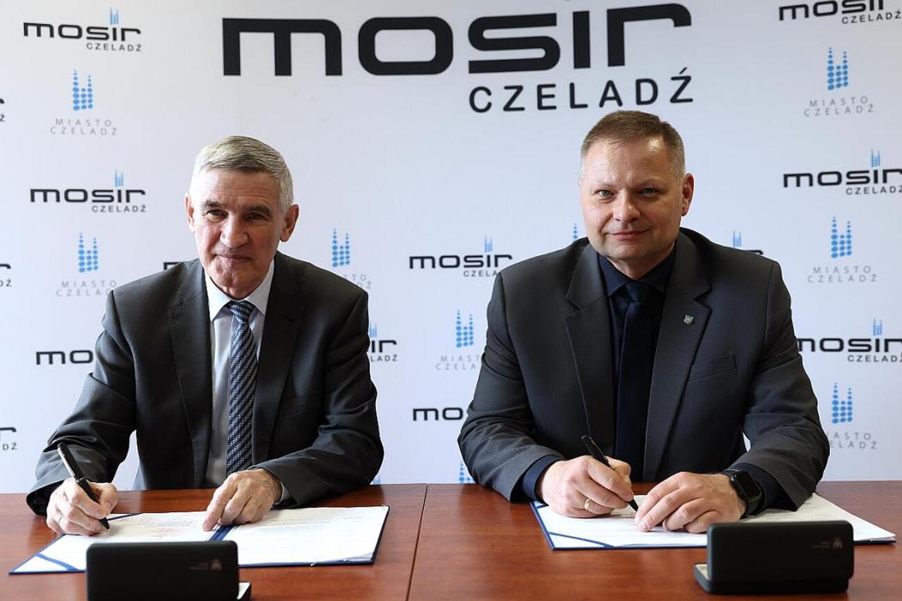 Rafał Adamczyk, Członek Zarządu Województwa Śląskiego, prezentuje modernizację MOSiR Czeladź. (wygenerowano przez AI)