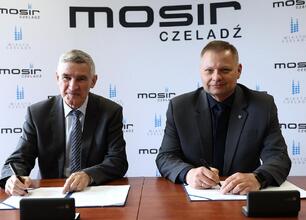 Rafał Adamczyk, Członek Zarządu Województwa Śląskiego, prezentuje modernizację MOSiR Czeladź. (wygenerowano przez AI)