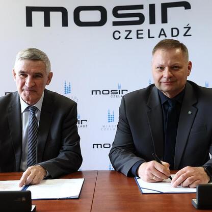Rafał Adamczyk i Marcin Ryś podpisują umowę modernizacji MOSiR Czeladź, wspierane przez Województwo Śląskie. (wygenerowano przez AI)
