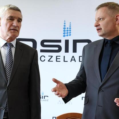 Rafał Adamczyk (Członek Zarządu Województwa) omawia modernizację MOSiR w Czeladzi. (wygenerowano przez AI)