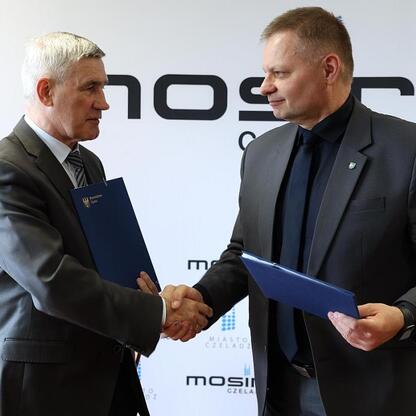 Rafał Adamczyk, Członek Zarządu Województwa Śląskiego, podpisuje umowę na modernizację MOSiR Czeladź. (wygenerowano przez AI)