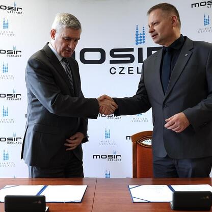 Rafał Adamczyk, Członek Zarządu Województwa Śląskiego, podpisuje umowę o modernizację MOSiR Czeladź. (wygenerowano przez AI)