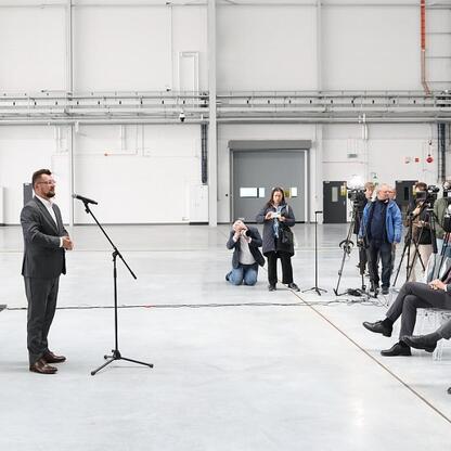 Wojciech Saługa, Marszałek Województwa Śląskiego, przemawia na otwarciu Hangaru H4 w Katowice Airport. (wygenerowano przez AI)
