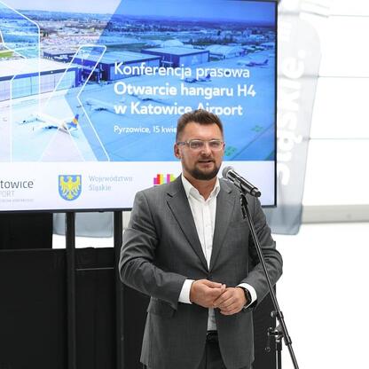 Otwarcie hangaru H4 w Katowice Airport, gdzie odbyła się konferencja prasowa. (wygenerowano przez AI)