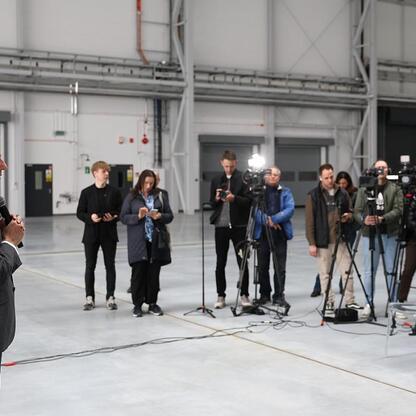 Wojciech Saługa, Marszałek Województwa Śląskiego, przemawia na konferencji prasowej w H4 Hangarze Katowice Airport. (wygenerowano przez AI)