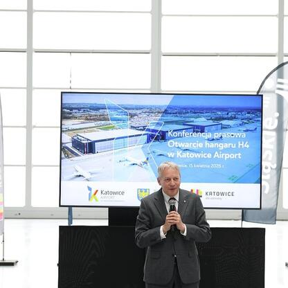 Marszałek Wojciech Saługa prezentuje otwarcie Hangaru H4 w Katowice Airport. (wygenerowano przez AI)