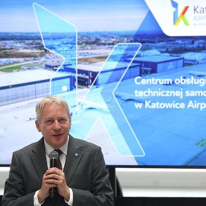 Marszałek Wojciech Saługa prezentuje nowy hangar H4 na Katowickim Lotnisku. (wygenerowano przez AI)