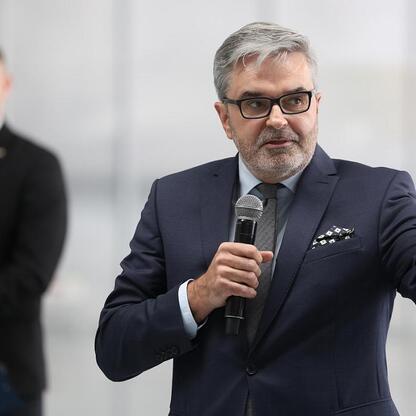 Współczesna inauguracja Hangaru H4 w Katowice Airport, otwierająca nowe możliwości dla infrastruktury lotniczej. (wygenerowano przez AI)