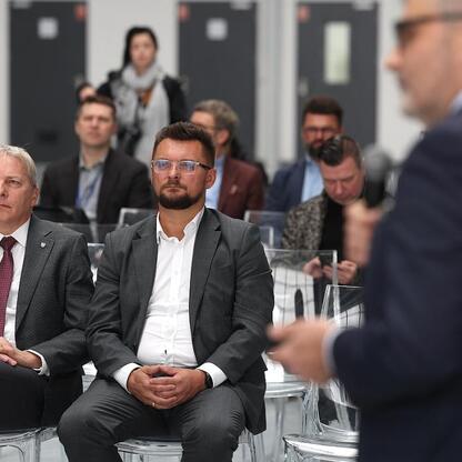 Wojciech Saługa, Marszałek Województwa Śląskiego, przemawia na otwarciu Hangaru H4 w Katowice Airport. (wygenerowano przez AI)