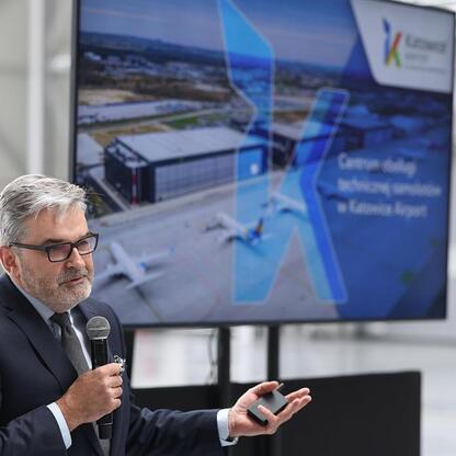 Reprezentant projektu w Katowice Airport prezentuje nowy hangar H4. (wygenerowano przez AI)