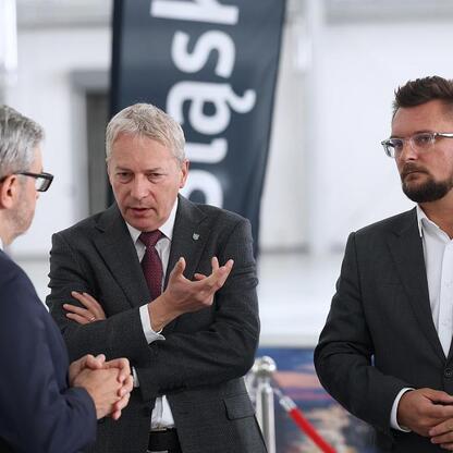 Marszałek Wojciech Saługa koordynuje rozmowy na konferencji lotniczej w Katowicach. (wygenerowano przez AI)