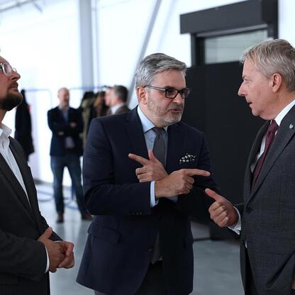 Marszałek Wojciech Saługa omawia otwarcie Hangaru H4 w Katowice Airport. (wygenerowano przez AI)